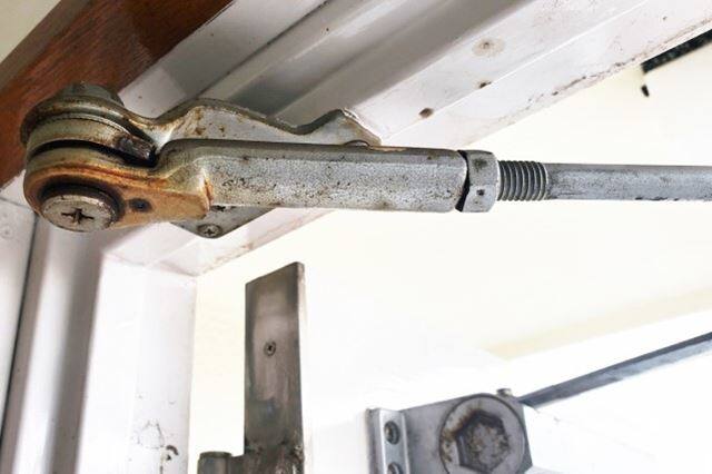 交換するドアクローザー